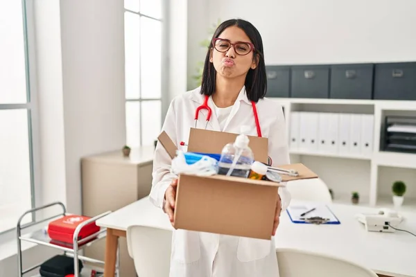 Young Hispanic Doctor Woman Holding Box Medical Items Looking Camera — Stock Photo, Image