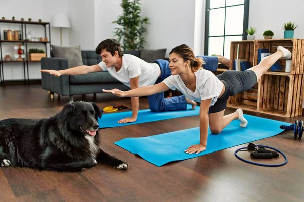 Genç Beyaz Çift Gülümseyerek Evde Köpekle Yoga Antrenmanı Yapıyor — Stok fotoğraf
