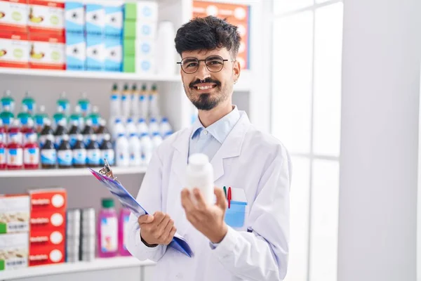 Joven Hombre Hispano Farmacéutico Sosteniendo Pastillas Botella Documento Farmacia — Foto de Stock