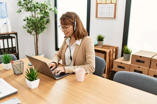 Jonge Blanke Call Center Agent Vrouw Glimlachend Gelukkig Werken Kantoor — Stockfoto