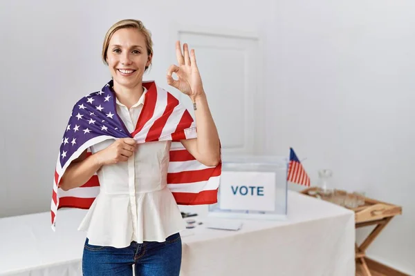 Mladá Blondýnka Politických Volbách Drží Vlajku Usa Dělá Znamení Prsty — Stock fotografie