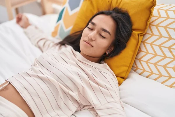 Ung Vacker Latinamerikansk Kvinna Ligger Sängen Sover Sovrummet — Stockfoto