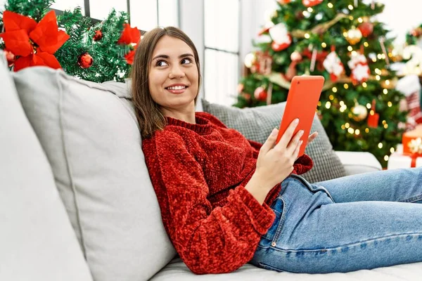 Jovem Hispânica Usando Touchpad Sentado Sofá Pela Árvore Natal Casa — Fotografia de Stock
