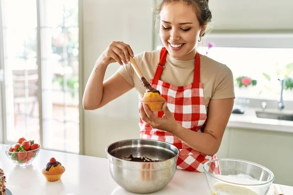 Joven Hermosa Mujer Hispana Sonriendo Confiada Poniendo Chocolate Magdalena Cocina — Foto de Stock