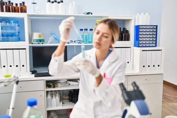 Jonge Spaanse Vrouw Wetenschapper Gieten Vloeistof Reageerbuis Het Laboratorium — Stockfoto