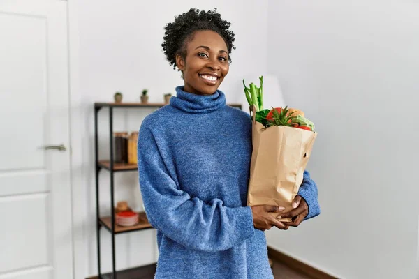 Afričanky Americká Žena Usměvavá Sebevědomí Držení Potravin Taška Doma — Stock fotografie