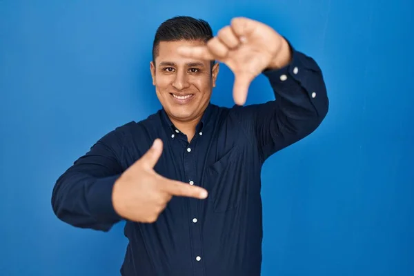Ισπανόφωνος Νεαρός Άνδρας Στέκεται Πάνω Από Μπλε Φόντο Χαμογελώντας Κάνοντας — Φωτογραφία Αρχείου