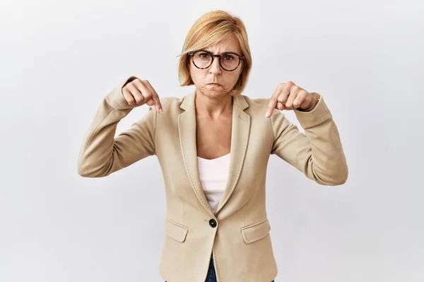 Blonde Geschäftsfrau Mittleren Alters Die Vor Isoliertem Hintergrund Steht Und — Stockfoto