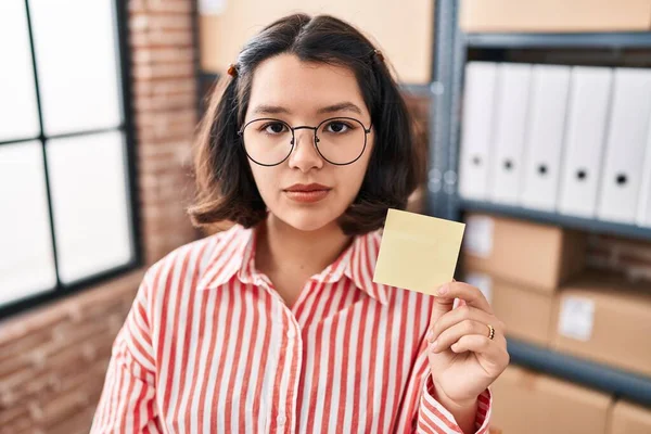 Ofiste Elinde Kağıt Tutarak Hatırlatan Genç Bir Spanyol Kadın Düşünme — Stok fotoğraf