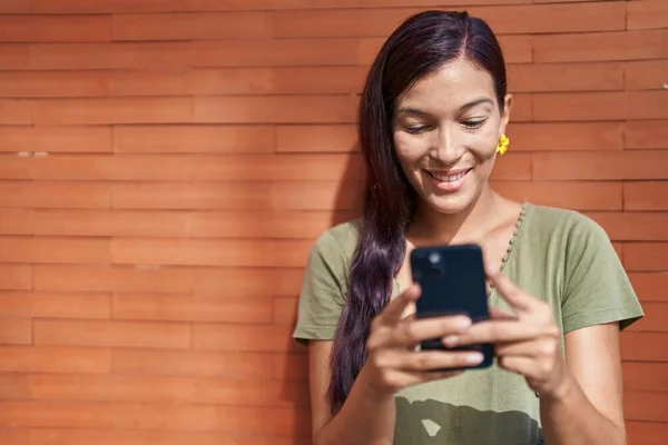 Junge Schöne Hispanische Frau Lächelt Selbstbewusst Mit Smartphone Vor Isoliertem — Stockfoto