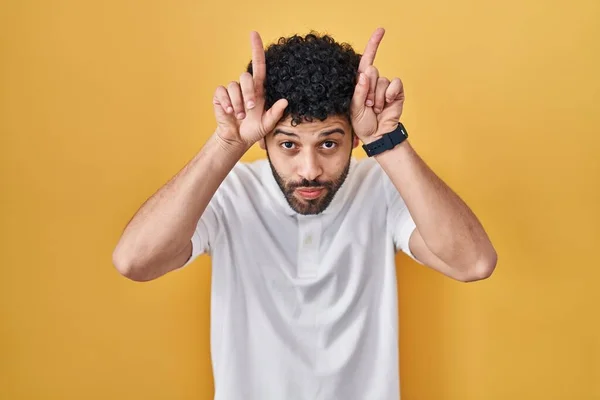 Homem Árabe Sobre Fundo Amarelo Fazendo Gesto Engraçado Com Dedo — Fotografia de Stock
