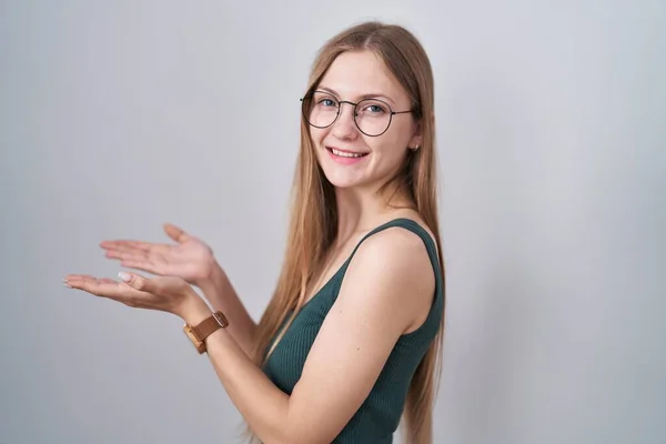 Young Caucasian Woman Standing White Background Pointing Aside Hands Open — Stock Photo, Image