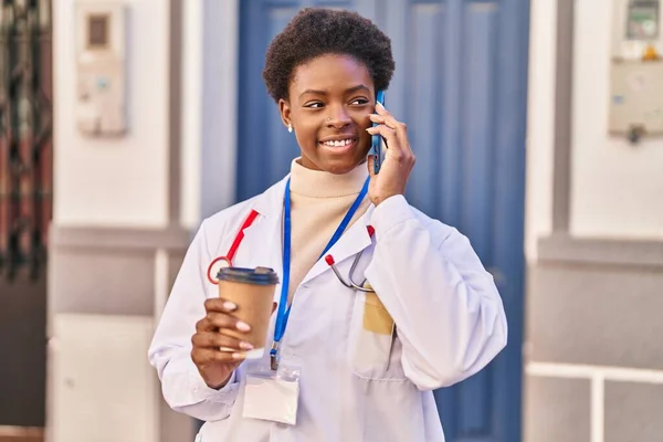 Femme Afro Américaine Portant Uniforme Médecin Parlant Sur Smartphone Buvant — Photo