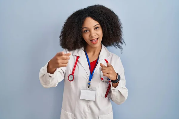 Jeune Femme Afro Américaine Portant Uniforme Médecin Stéthoscope Pointant Doigt — Photo