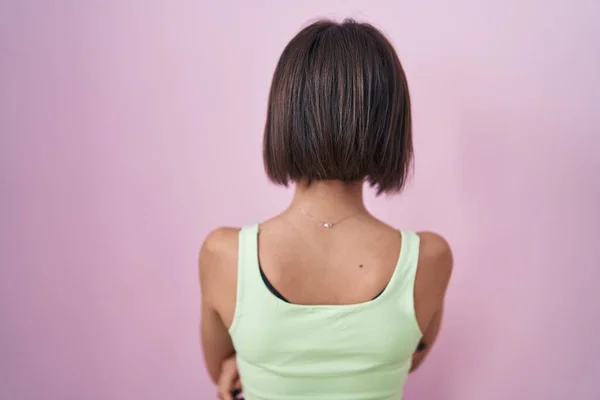 Menina Sobre Fundo Rosa Para Trás Olhando Para Longe Com — Fotografia de Stock