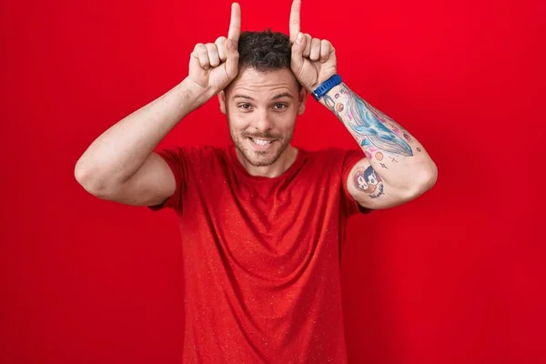Young Hispanic Man Standing Red Background Doing Funny Gesture Finger — Stock Photo, Image