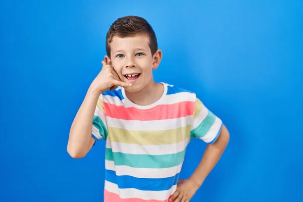 Niño Caucásico Joven Pie Sobre Fondo Azul Sonriendo Haciendo Gesto — Foto de Stock