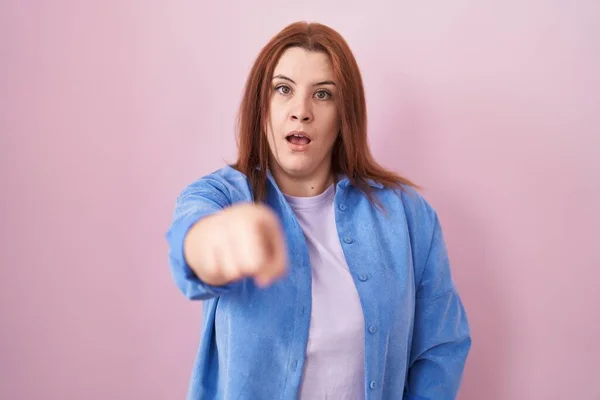 Young Hispanic Woman Red Hair Standing Pink Background Pointing Displeased — Foto Stock