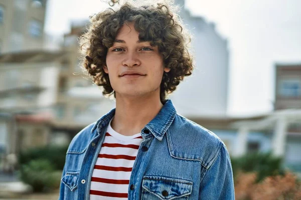 Jovem Hispânico Sorrindo Para Cidade — Fotografia de Stock