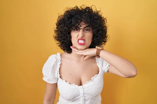 Jeune Femme Brune Aux Cheveux Bouclés Debout Sur Fond Jaune — Photo