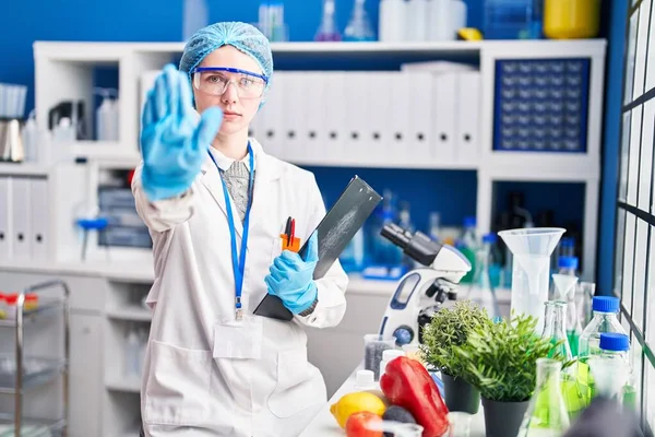 Mulher Bonita Trabalhando Laboratório Cientista Com Alimentos Com Mão Aberta — Fotografia de Stock