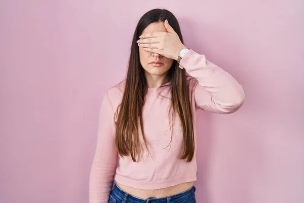 Jeune Femme Brune Debout Sur Fond Rose Couvrant Les Yeux — Photo