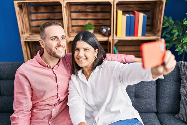 Ehepaar Lächelt Selbstbewusst Und Macht Selfie Mit Dem Smartphone Hause — Stockfoto