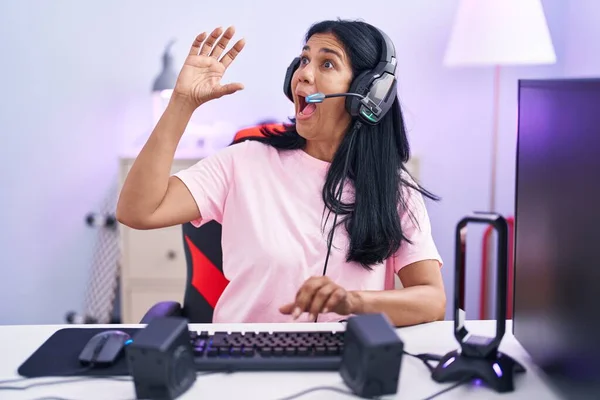 Mature Hispanic Woman Playing Video Games Home Shouting Screaming Loud — Photo