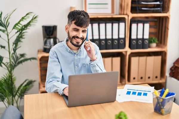 Genç Spanyol Adamı Ofisteki Bilgisayarla Akıllı Telefondan Konuşuyor — Stok fotoğraf