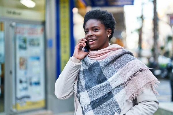 Afričanky Americká Žena Usmívá Sebevědomě Mluvit Smartphone Ulici — Stock fotografie