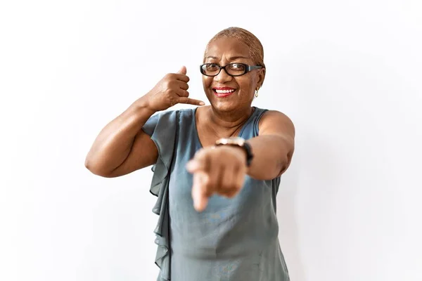 Mujer Hispana Madura Con Gafas Pie Sobre Fondo Aislado Sonriendo — Foto de Stock