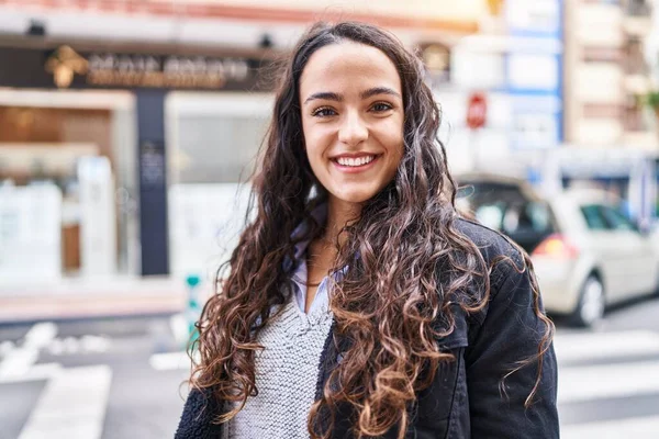 Joven Mujer Hispana Sonriendo Confiada Pie Calle — Foto de Stock