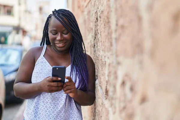 Mujer Afroamericana Sonriendo Confiada Usando Smartphone Calle — Foto de Stock