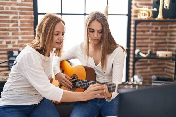 Due Donne Musicisti Che Hanno Lezione Chitarra Classica Studio Musica — Foto Stock