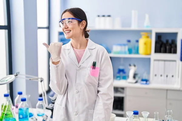 Giovane Donna Bruna Che Lavora Presso Laboratorio Scientifico Puntando Pollice — Foto Stock