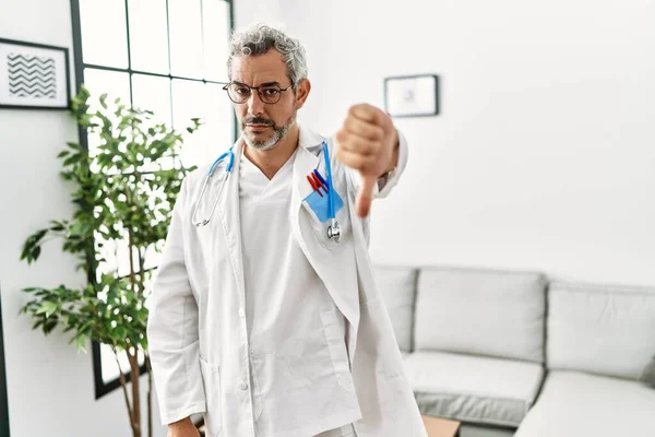 Homem Hispânico Meia Idade Vestindo Uniforme Médico Estetoscópio Sala Espera — Fotografia de Stock