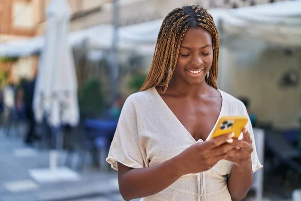 Africano Mulher Americana Sorrindo Confiante Usando Smartphone Terraço Cafetaria — Fotografia de Stock