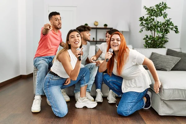 Grupo Jóvenes Amigos Haciendo Fiesta Cantando Canción Usando Micrófono Casa —  Fotos de Stock