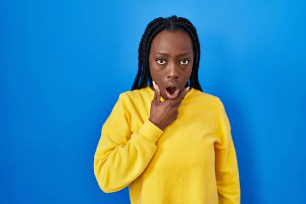 Hermosa Mujer Negra Pie Sobre Fondo Azul Que Fascinada Con — Foto de Stock