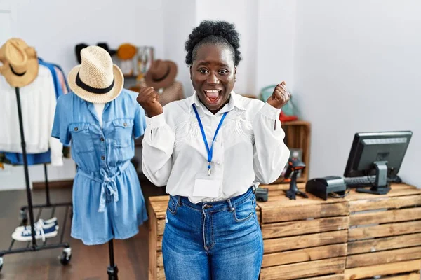 年轻的非洲妇女在零售精品店担任经理 为成功举起双臂和睁开眼睛而感到惊讶和惊奇 获奖者概念 — 图库照片