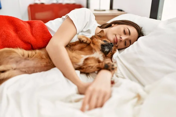 Ung Latinamerikansk Kvinna Sover Och Kramar Hund Liggande Sängen Sovrummet — Stockfoto
