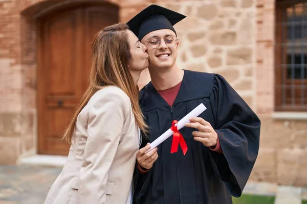 Uomo Donna Madre Figlio Piedi Insieme Possesso Diploma Laurea All — Foto Stock