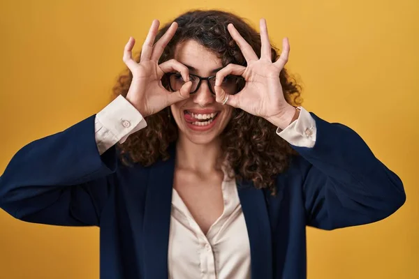 Hispanic Woman Curly Hair Standing Yellow Background Doing Gesture Binoculars — Stock Photo, Image