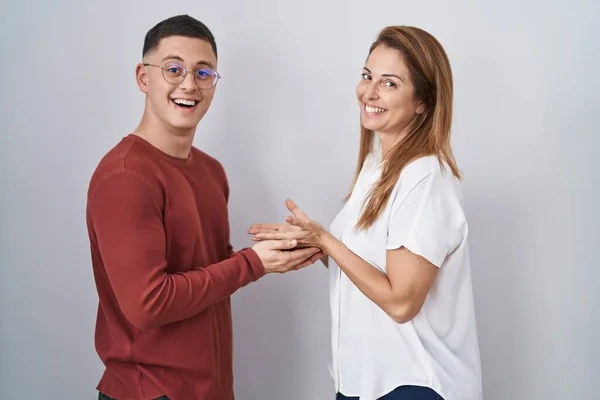 Matka Syn Stojí Vedle Sebe Nad Izolovaným Pozadím Ukazují Rukama — Stock fotografie