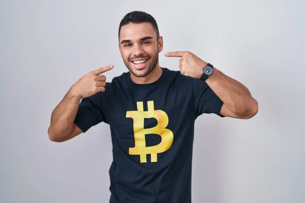 Joven Hombre Hispano Con Camiseta Bitcoin Sonriendo Alegre Mostrando Señalando —  Fotos de Stock
