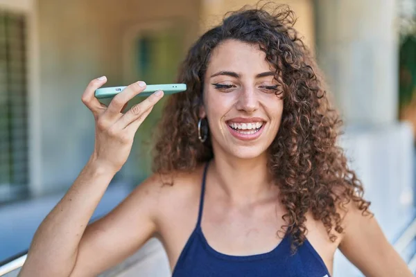 Jonge Mooie Latijns Amerikaanse Vrouw Glimlachend Vol Vertrouwen Luisteren Audioboodschap — Stockfoto