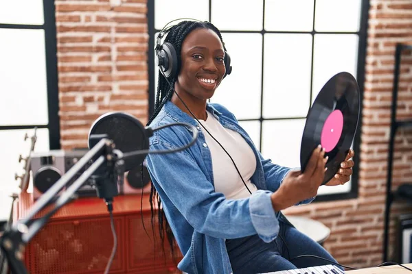 Afrikalı Amerikalı Kadın Sanatçı Gülümsüyor Müzik Stüdyosunda Vinil Disk Tutuyor — Stok fotoğraf