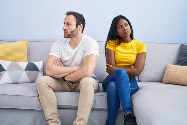 Hombre Mujer Interracial Pareja Discutiendo Casa — Foto de Stock