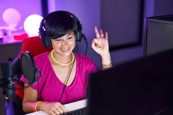 Young Asian Woman Short Hair Playing Video Games Doing Sign — Photo