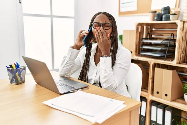 Černoška Copánky Pracující Kanceláři Mluvící Telefonu Znuděně Nudila Unaveně Zakrývala — Stock fotografie